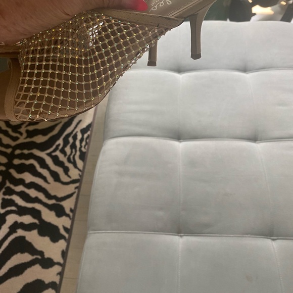 NEW NEVER WORN BEIGE DRESS SHOES. WITH SPARKLE.  KITTEN HEEL - Picture 3 of 3